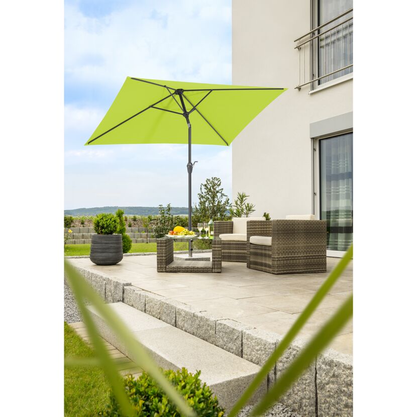 Apfelgrüner Sonnenschirm Bilbao 210x130 auf Terrasse