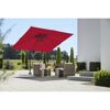 Roter quadratischer Sonnenschirm über Sitzgruppe im Garten