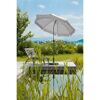 Sonnenschirm und Liegestuhl auf Holzsteg am Teich