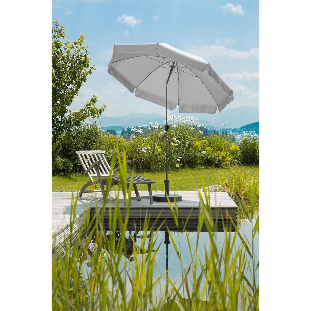 Sonnenschirm und Liegestuhl auf Holzsteg am Teich