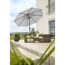 Terrasse mit Sonnenschirm, Lounge-Möbeln und Tisch.