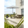 Terrasse mit Sonnenschirm, Gartenmöbeln und Tisch