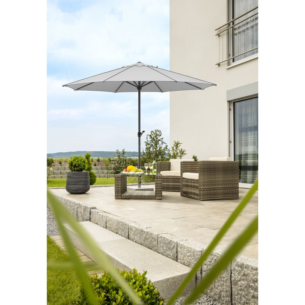 Terrasse mit Sonnenschirm, Gartenmöbeln und Tisch