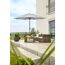Terrasse mit Sonnenschirm, Gartenmöbeln und Tisch