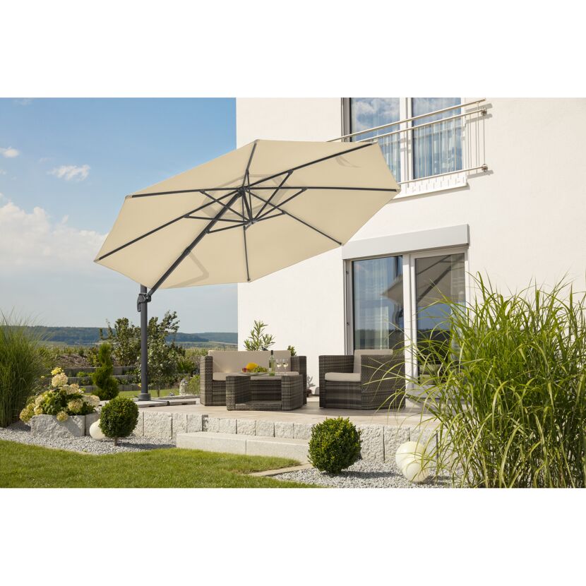 Beiger Ampelschirm RHODOS GRANDE 400/8 auf einer Terrasse