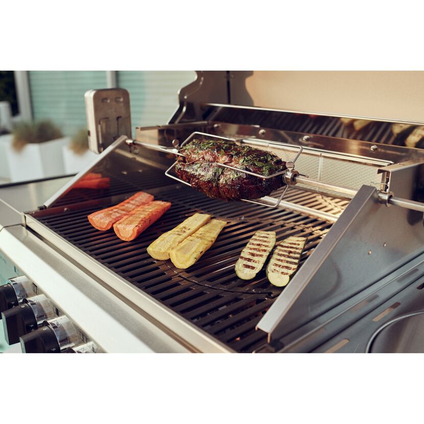 Braten und Gemüse auf dem Grillspieß