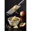 Apfel wird mit einer Reibe gerieben