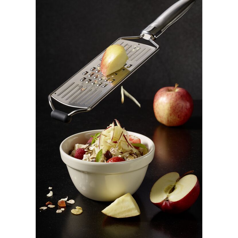 Apfel wird mit einer Reibe gerieben