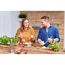 Zwei Personen beim Kochen mit Reibe