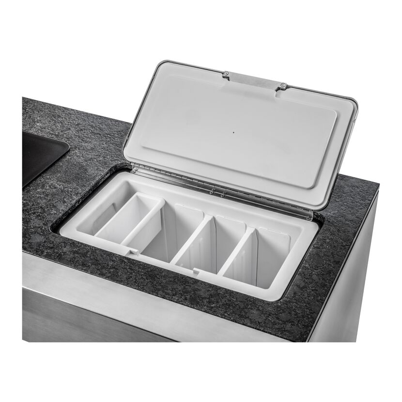 Outdoorküche mit geöffnetem Kühlschrank