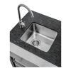 Edelstahlspüle mit Wasserhahn in Outdoorküche