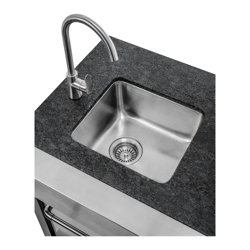 Edelstahlspüle mit Wasserhahn in Outdoorküche