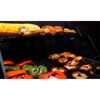 Gegrilltes Hähnchen, Paprika, Pilze und Maiskolben auf einem Elektrogrill.