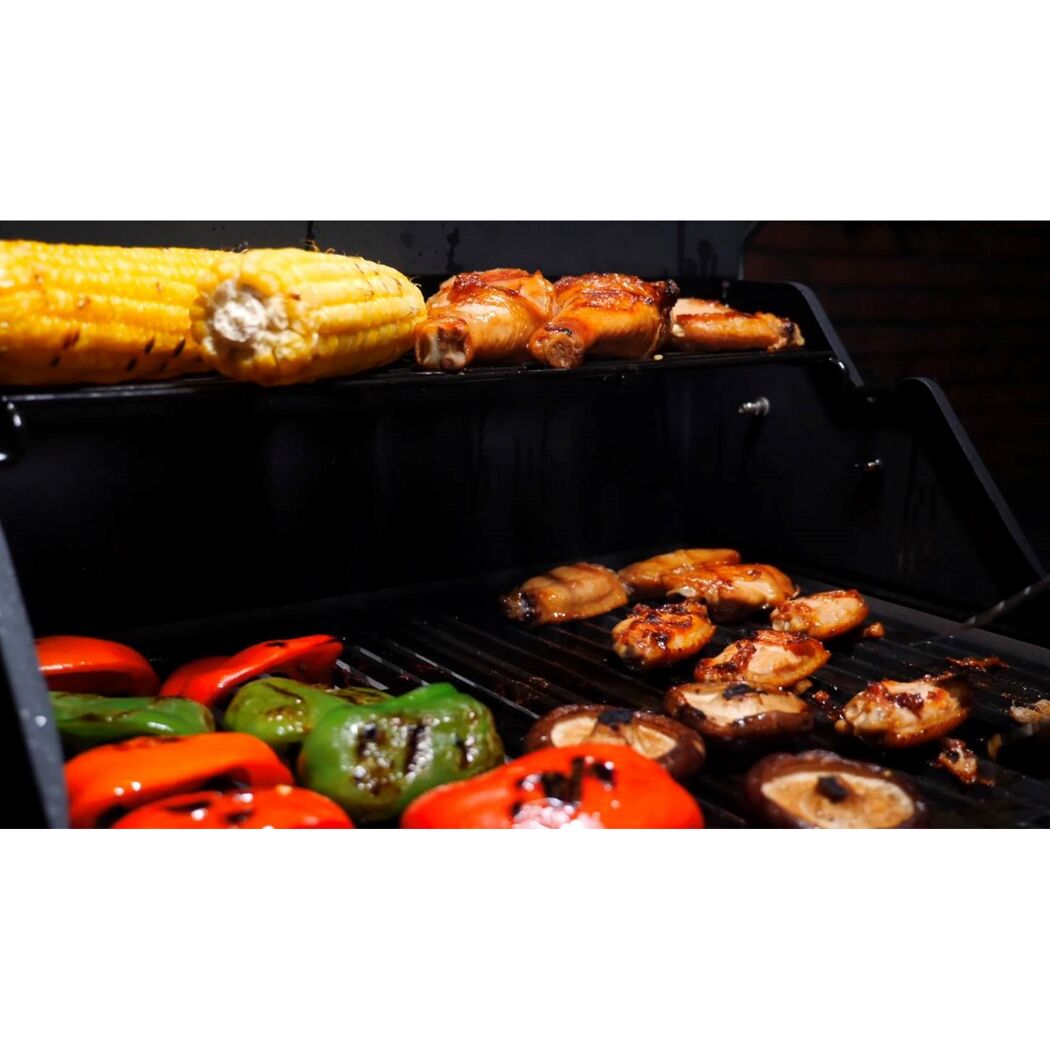 Gegrilltes Hähnchen, Paprika, Pilze und Maiskolben auf einem Elektrogrill.