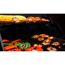 Gegrilltes Hähnchen, Paprika, Pilze und Maiskolben auf einem Elektrogrill.