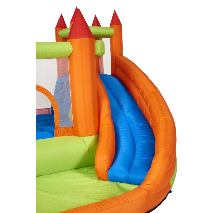 Bunte Hüpfburg mit Rutsche.