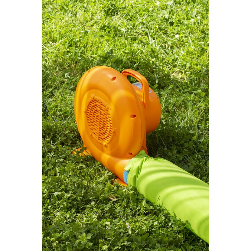 Orange Pumpe für Hüpfburg auf Rasen