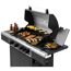 Gasgrill mit verschiedenen Speisen