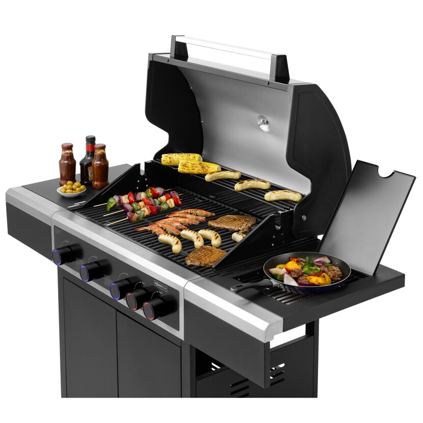 Gasgrill mit verschiedenen Speisen