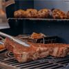 Steak wird mit einer Grillzange gewendet
