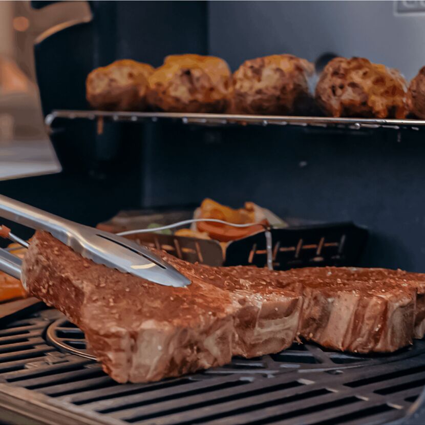Steak wird mit einer Grillzange gewendet
