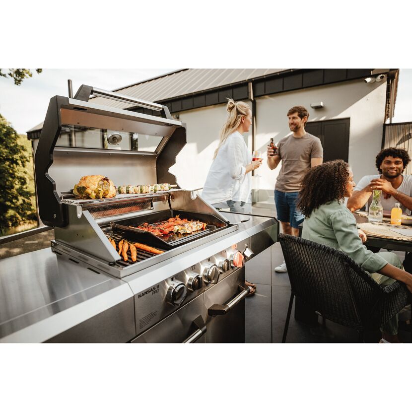 Personen grillen auf dem Kansas II Pro 3 SIK Turbo Gasgrill