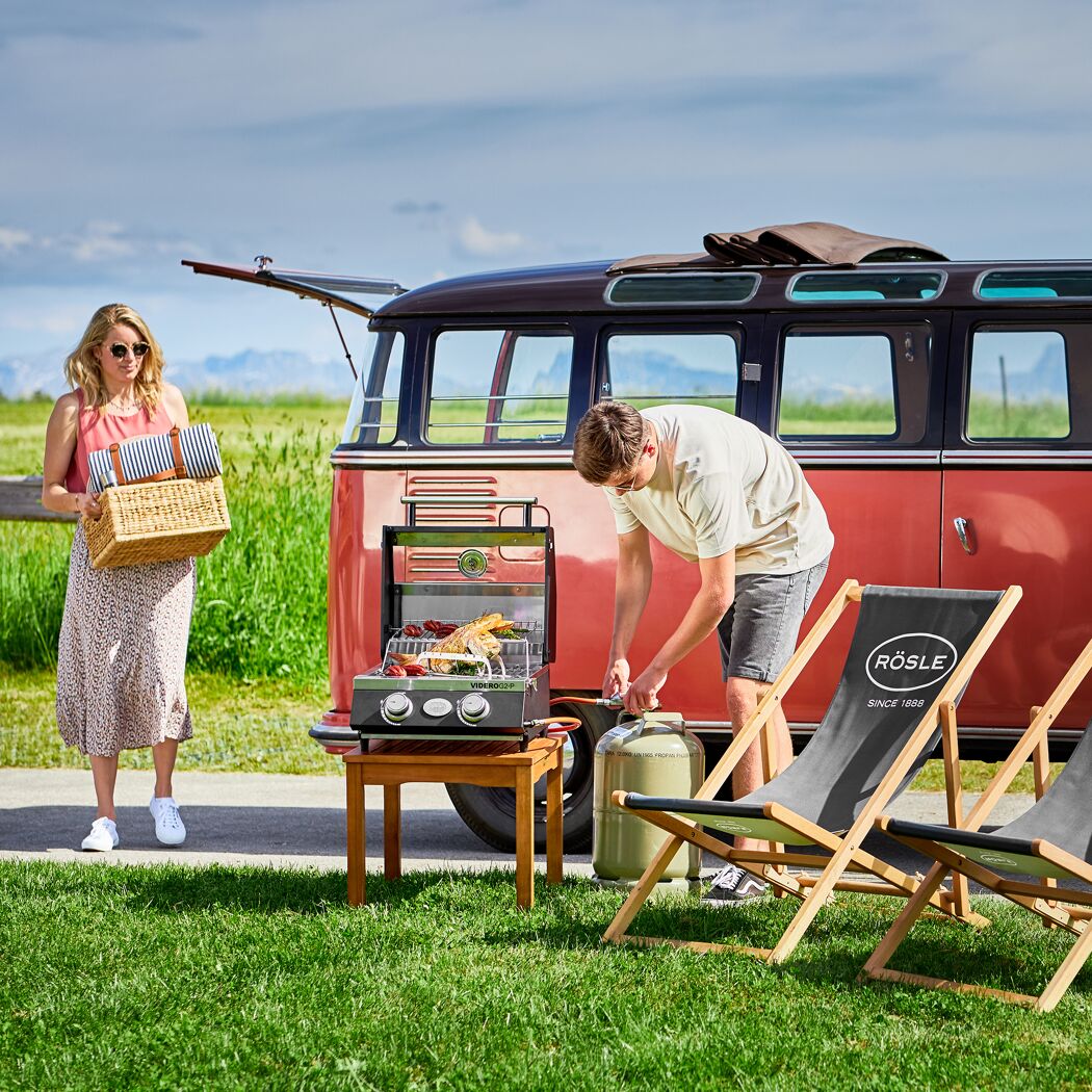 Zwei Personen grillen mit dem Rösle Gasgrill Videro G2-P.