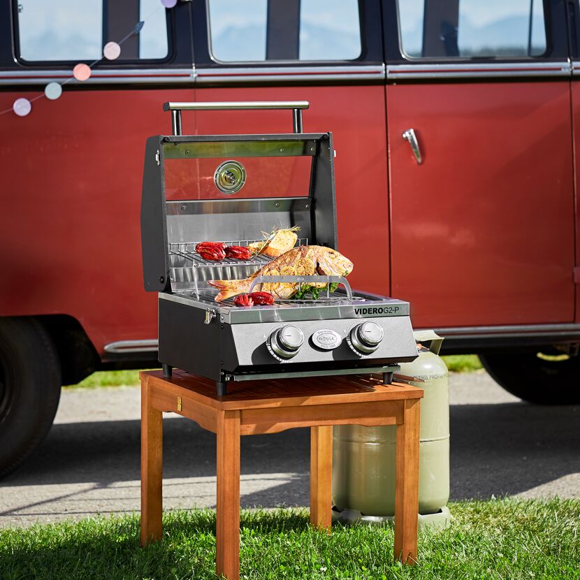 RÖSLE Gasgrill Videro G2-P mit Fisch und Würstchen