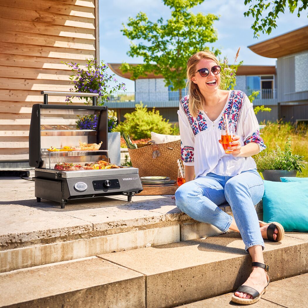 Person grillt mit Elektrogrill Videro E2-P