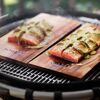 Lachs auf Zedernholz-Aromaplanken auf einem Grill