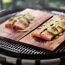 Lachs auf Zedernholz-Aromaplanken auf einem Grill