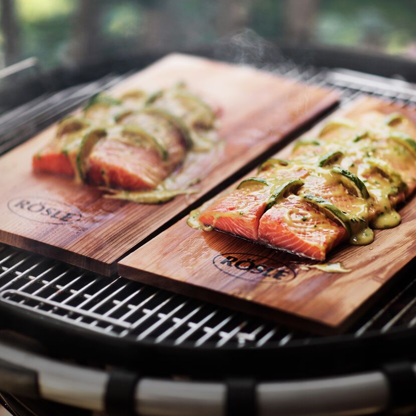 Lachs auf Zedernholz-Aromaplanken auf einem Grill