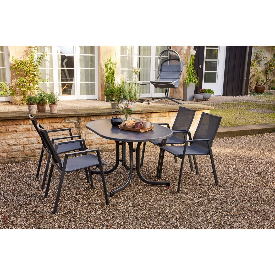 Schwarzer Gartentisch mit Stühlen im Garten