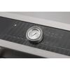 Analoges Thermometer am Gasgrill