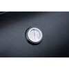 Ein Thermometer an einem schwarzen Grill.