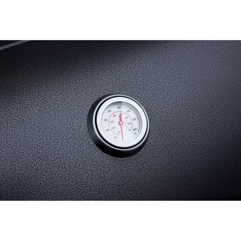 Ein Thermometer an einem schwarzen Grill.