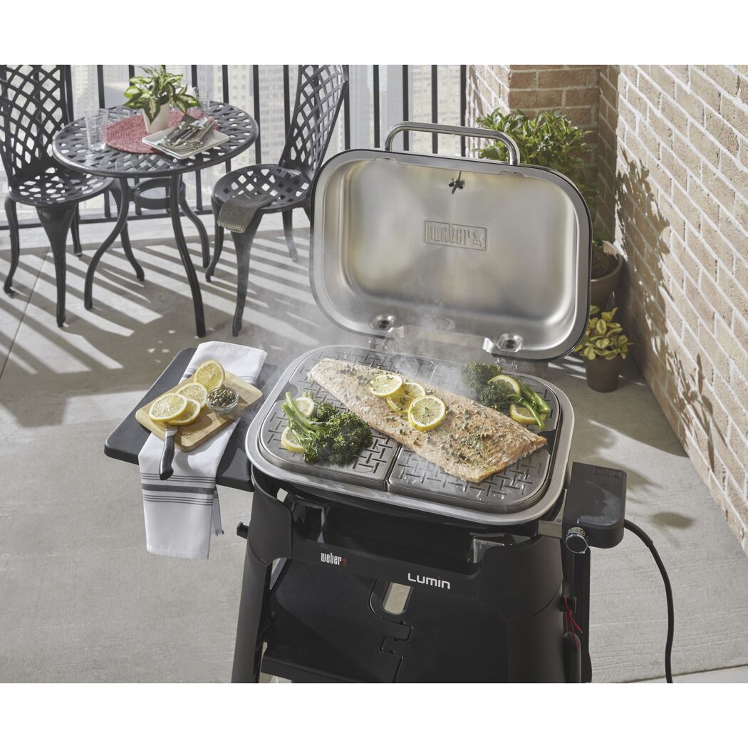 Lachs mit Brokkoli und Zitronen auf einem Weber Lumin Elektrogrill