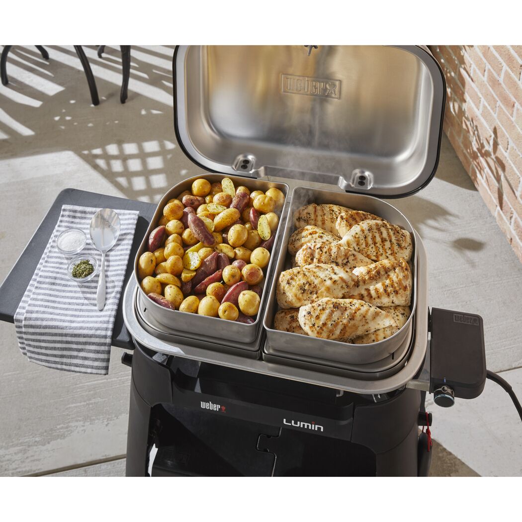Gegrilltes Hähnchen und Kartoffeln auf einem Weber Lumin Grill.