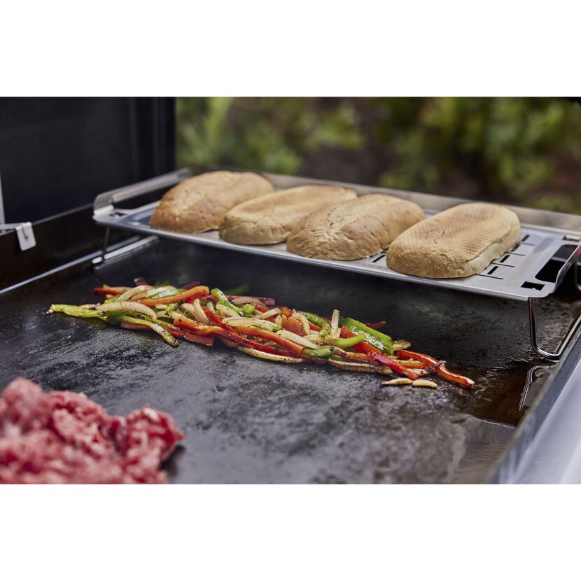 Braten von Brötchen, Paprika und Zwiebeln auf einem Grill