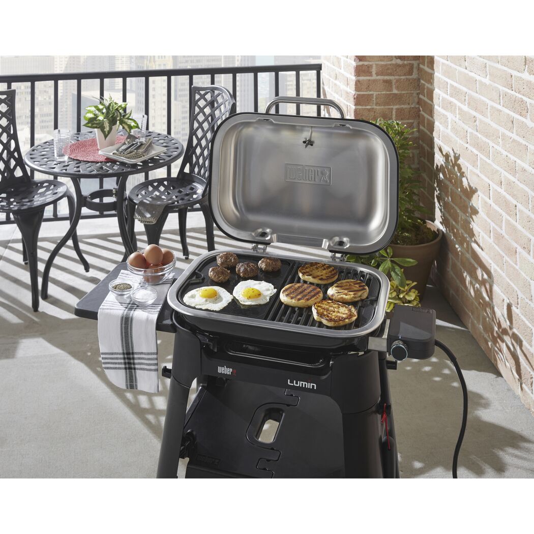 Elektrogrill Weber Lumin Compact mit Spiegeleiern, Frikadellen und Brötchen.