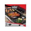 Weber Grillplatte für Traveler mit gegrilltem Essen