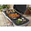 Weber Traveler Grill mit gegrillten Garnelen, Paprika und Zwiebeln