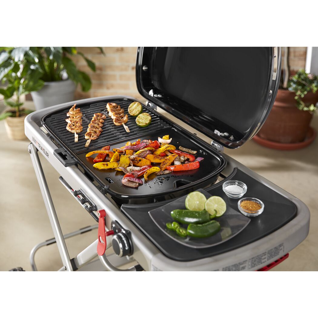 Weber Traveler Grill mit gegrillten Garnelen, Paprika und Zwiebeln