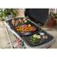 Weber Traveler Grill mit gegrillten Garnelen, Paprika und Zwiebeln