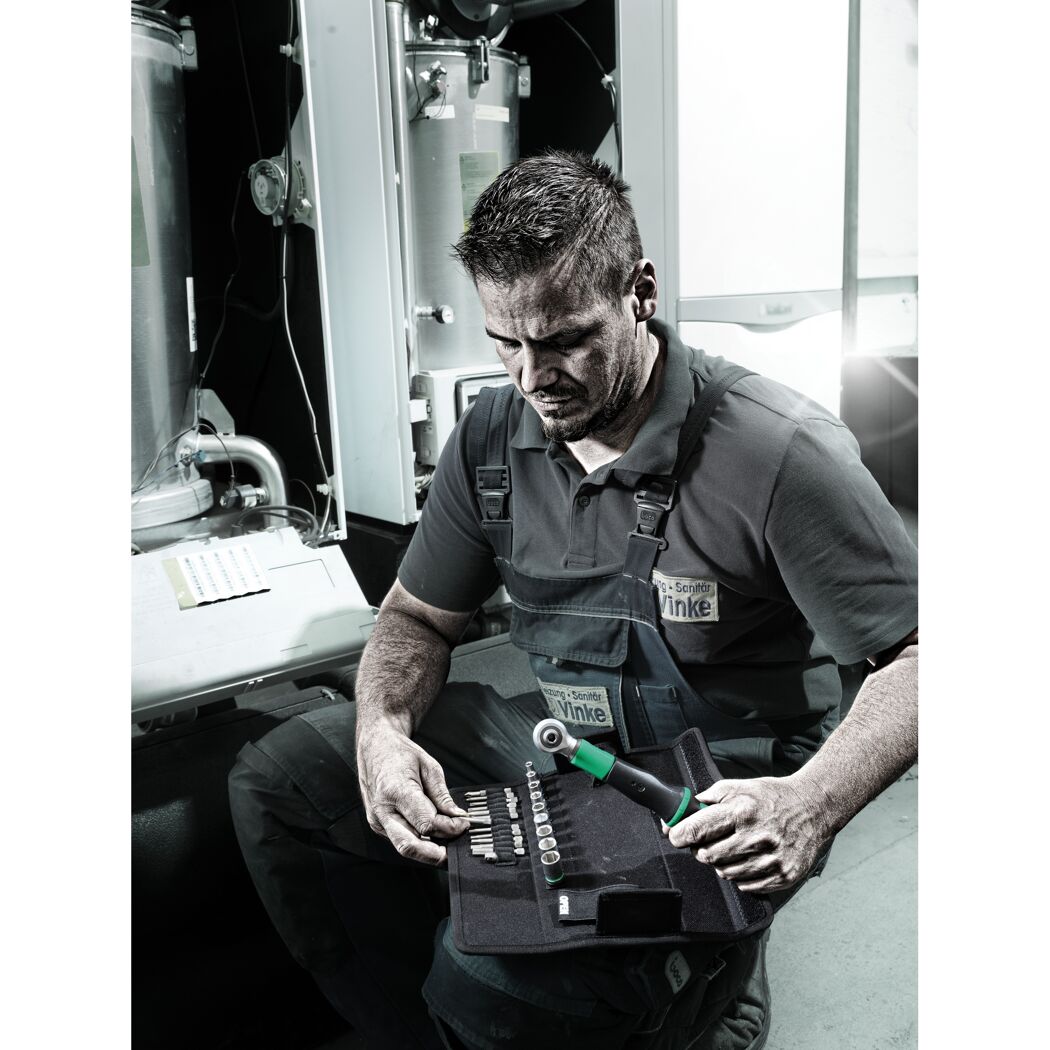 Person hält Wera Safe-Torque A 2 Set1
