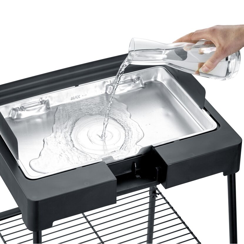 Person gießt Wasser in den Standgrill Severin PG 8566