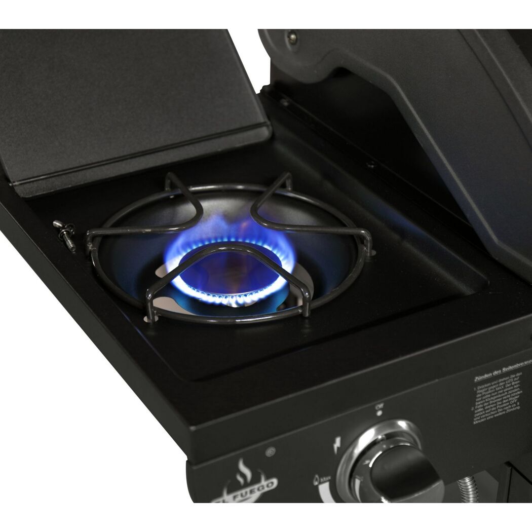 Angezündeter Seitenbrenner eines Gasgrills