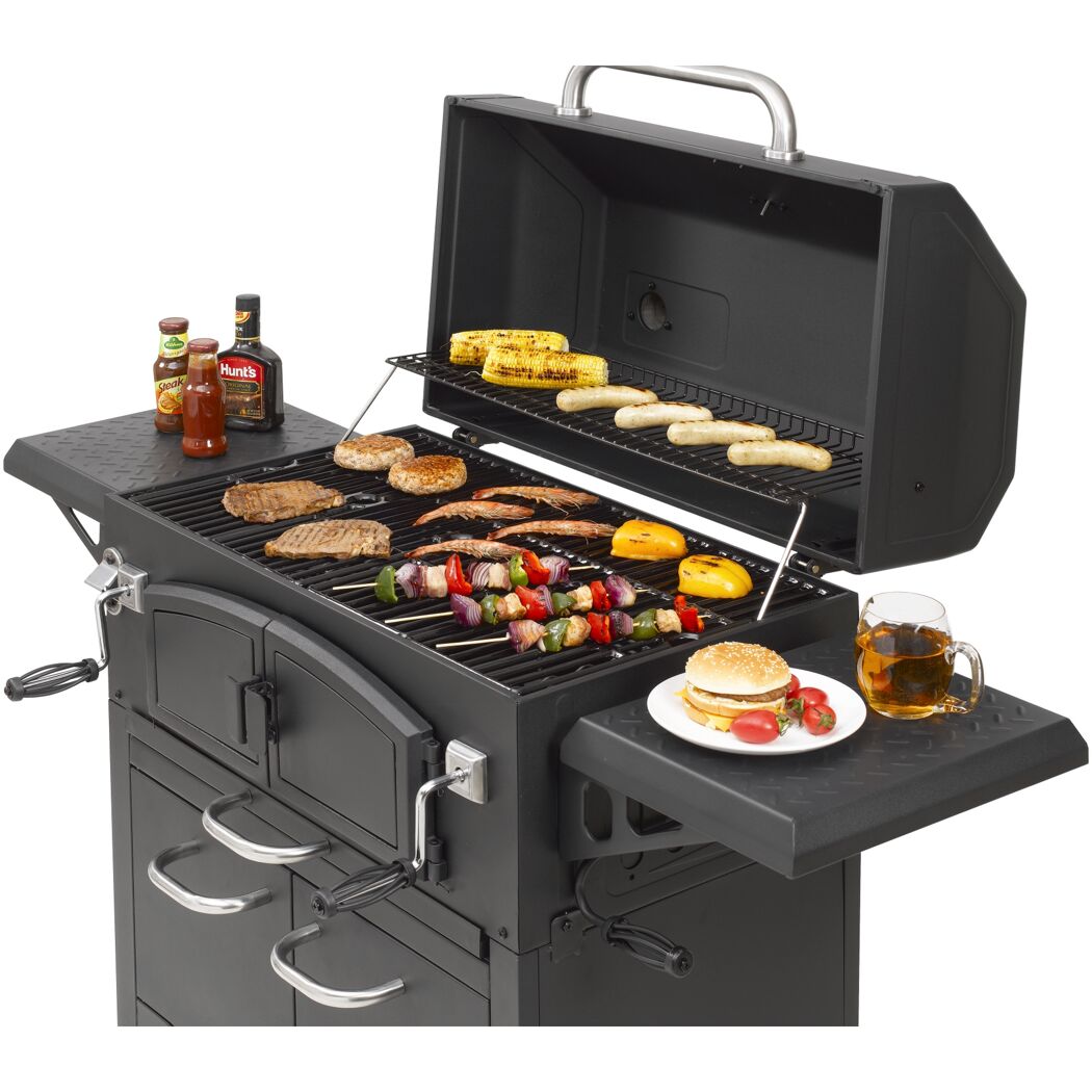 Holzkohlegrill mit verschiedenen Grillgütern