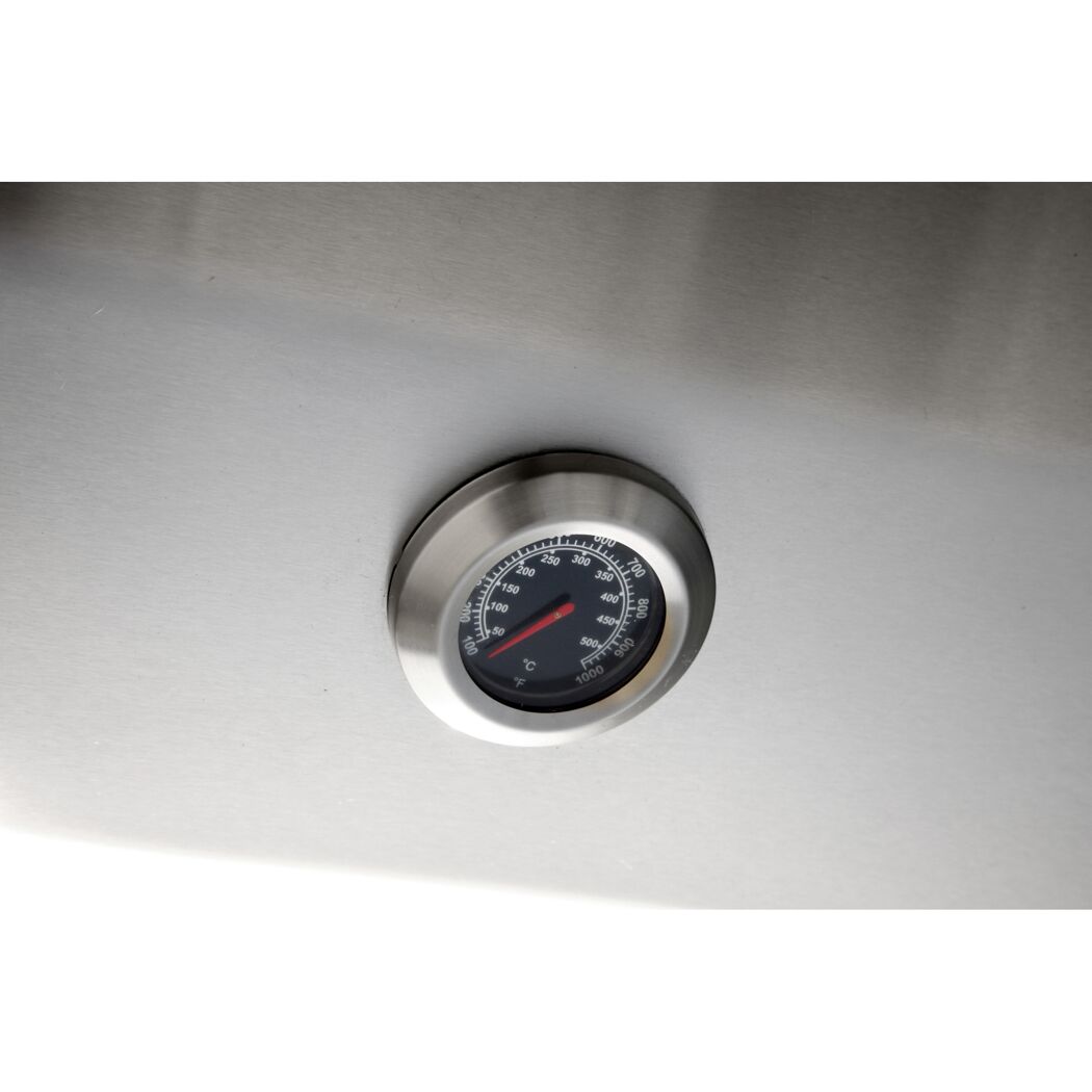 Ein Thermometer an einem Edelstahl-Gasgrill.