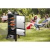 Gasgrill Portland mit geöffneter Tür, Grillgut und Personen im Hintergrund